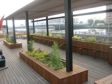 江東区ビル中庭